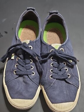 Cariuma Women's Navy Canvas Lace-Up Sneakers Size 8
